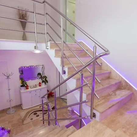 Family Jelena, Vila *