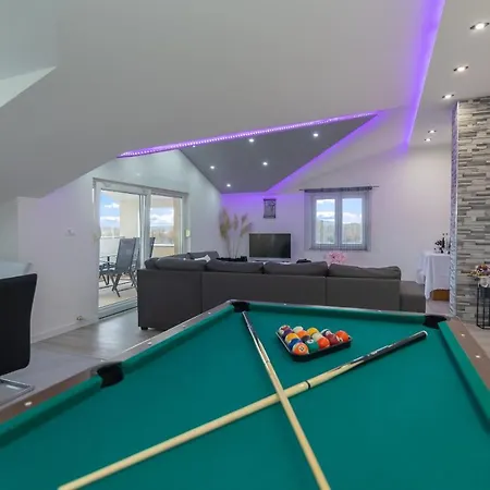 Family Jelena, Vila *