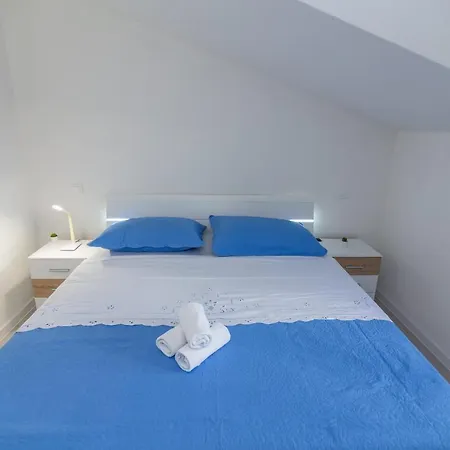 Family Jelena, Vila *