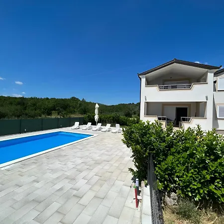 Family Jelena, Villa