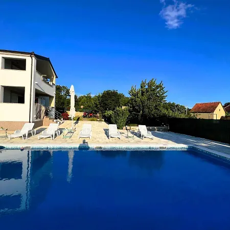 Family Jelena, Vila *