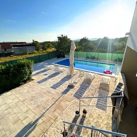 Villa Family Jelena, Cista Provo