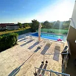 Villa Family Jelena, Cista Provo